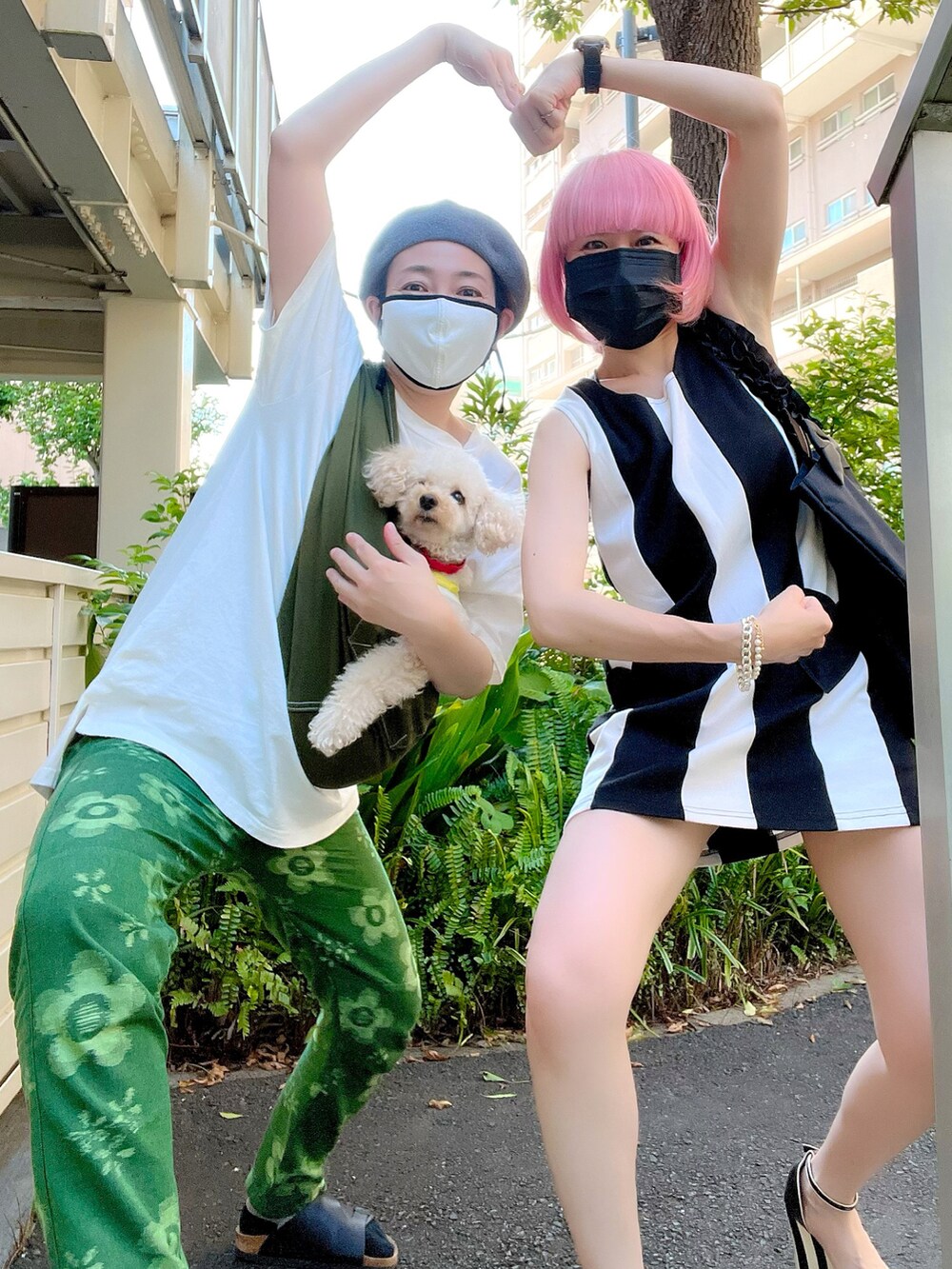 ホワイト系のシャツ/ブラウス、ブラウン系のその他パンツ、ホワイト系のエコバッグ/サブバッグを着用したレディースの夏コーディネートの4枚目の写真