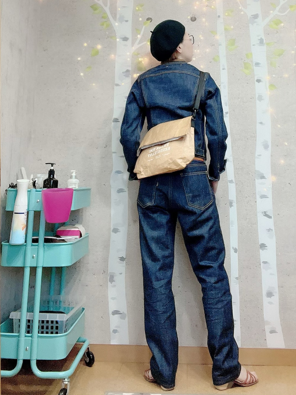 ブルー系のデニムジャケット、ブルー系のデニムパンツ、ベージュ系のショルダーバッグを着用したレディースの夏コーディネートの3枚目の写真