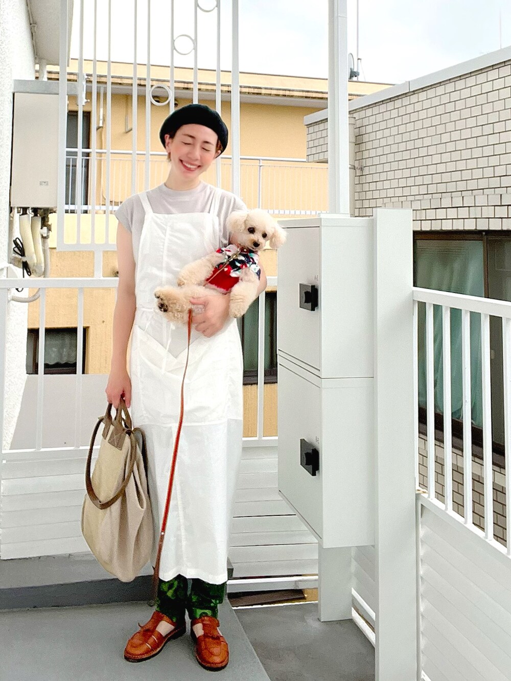 ホワイト系のワンピース/ドレス、グリーン系のその他パンツ、グレー系のTシャツ/カットソーを着用したレディースの夏コーディネートの2枚目の写真