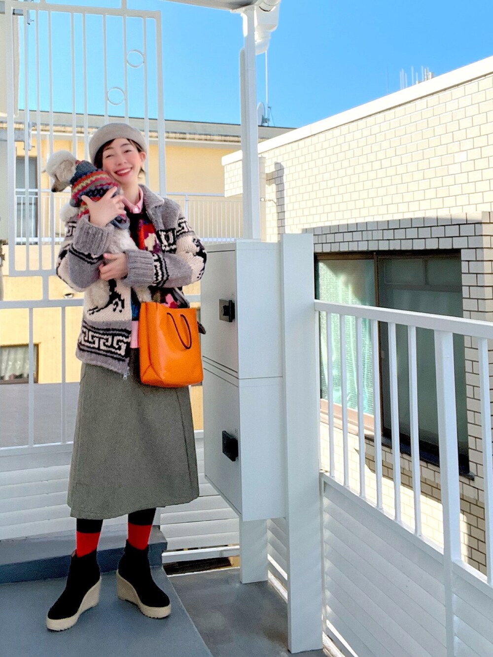 グレー系のその他アウター、ピンク系のベスト、ピンク系のシャツ/ブラウスを着用したレディースの冬コーディネートの2枚目の写真