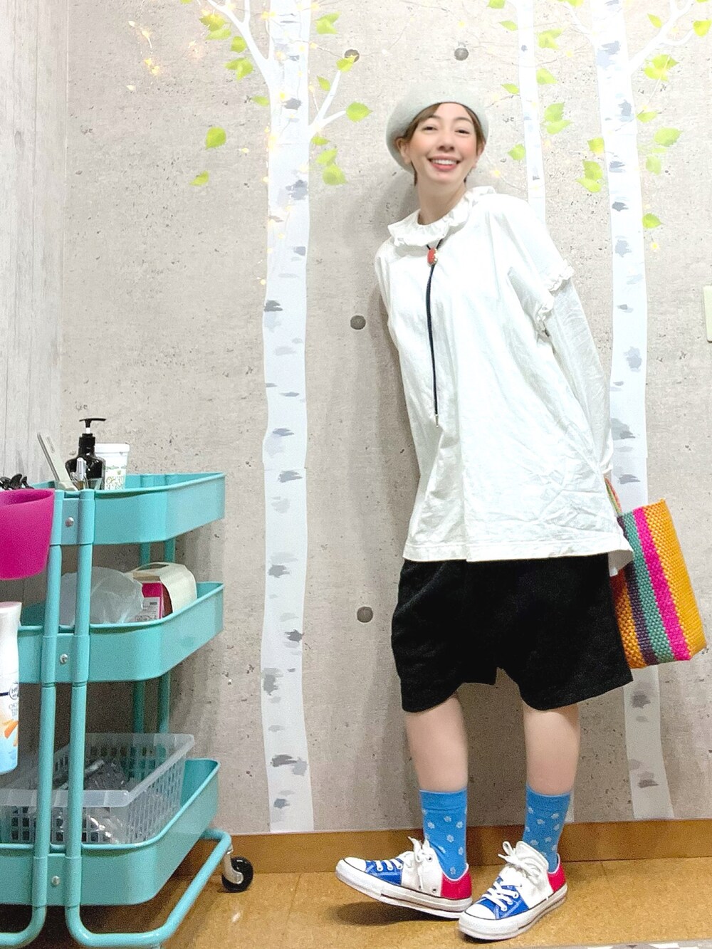 その他のスニーカー、ホワイト系のTシャツ/カットソー、グレー系のベストを着用したレディースの春コーディネートの3枚目の写真