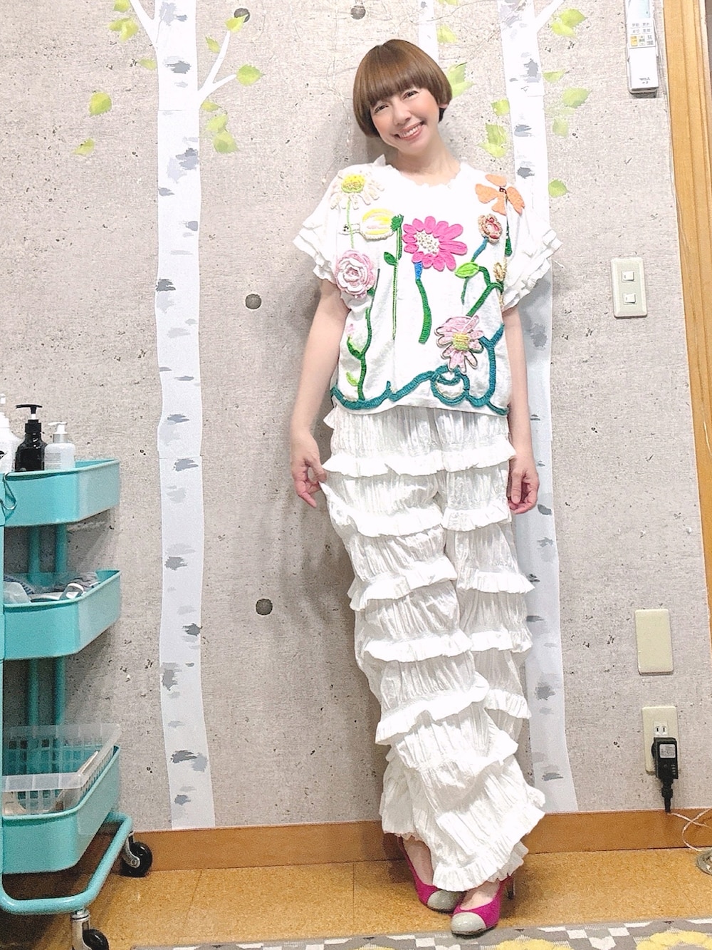 グレー系のTシャツ/カットソー、その他のコスチューム/パーティーグッズ、ベージュ系のペットウェアを着用したレディースの春コーディネートの3枚目の写真