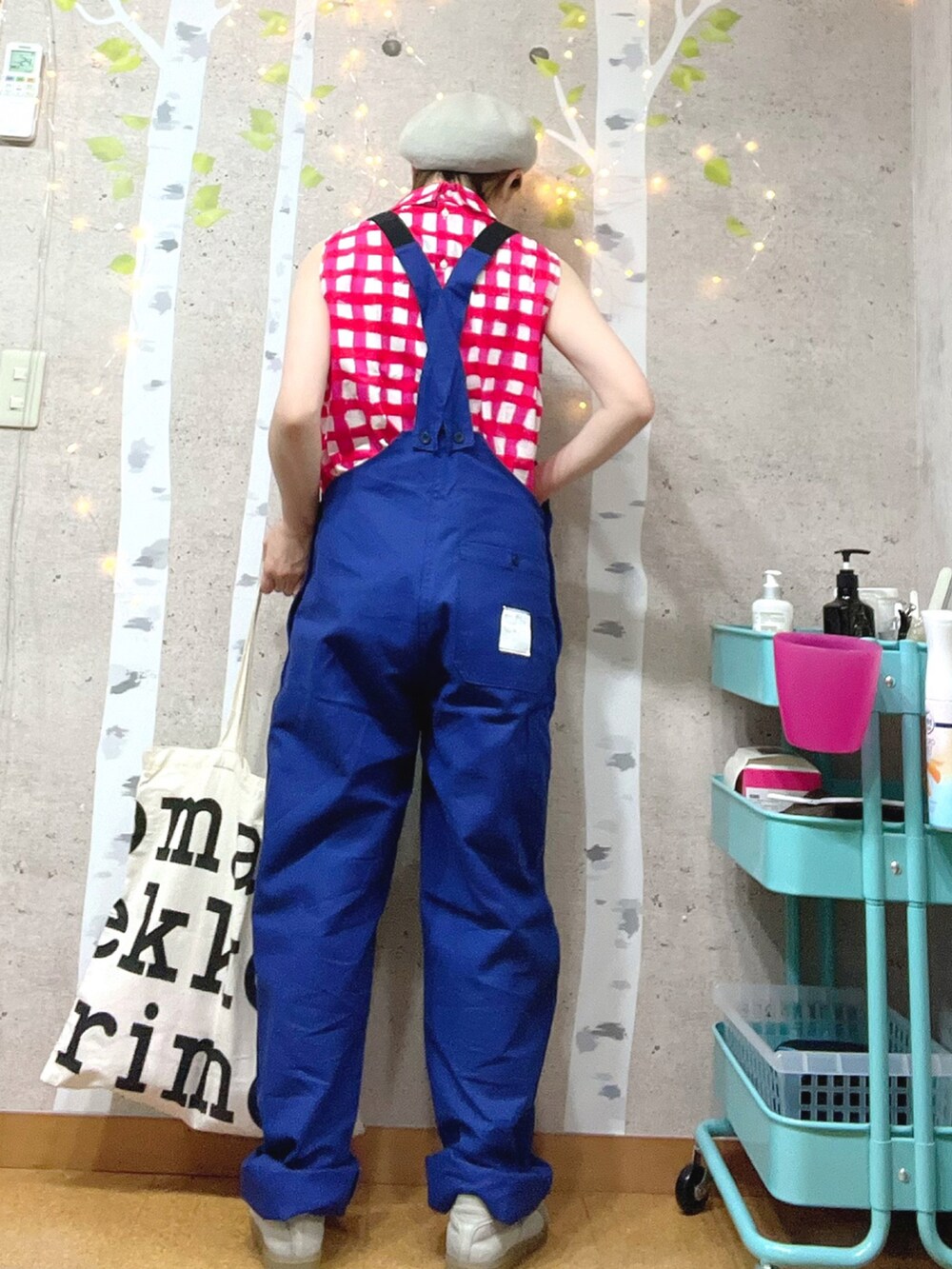 ピンク系のシャツ/ブラウス、ブルー系のサロペット/オーバーオール、ホワイト系のトートバッグを着用したレディースの夏コーディネートの2枚目の写真