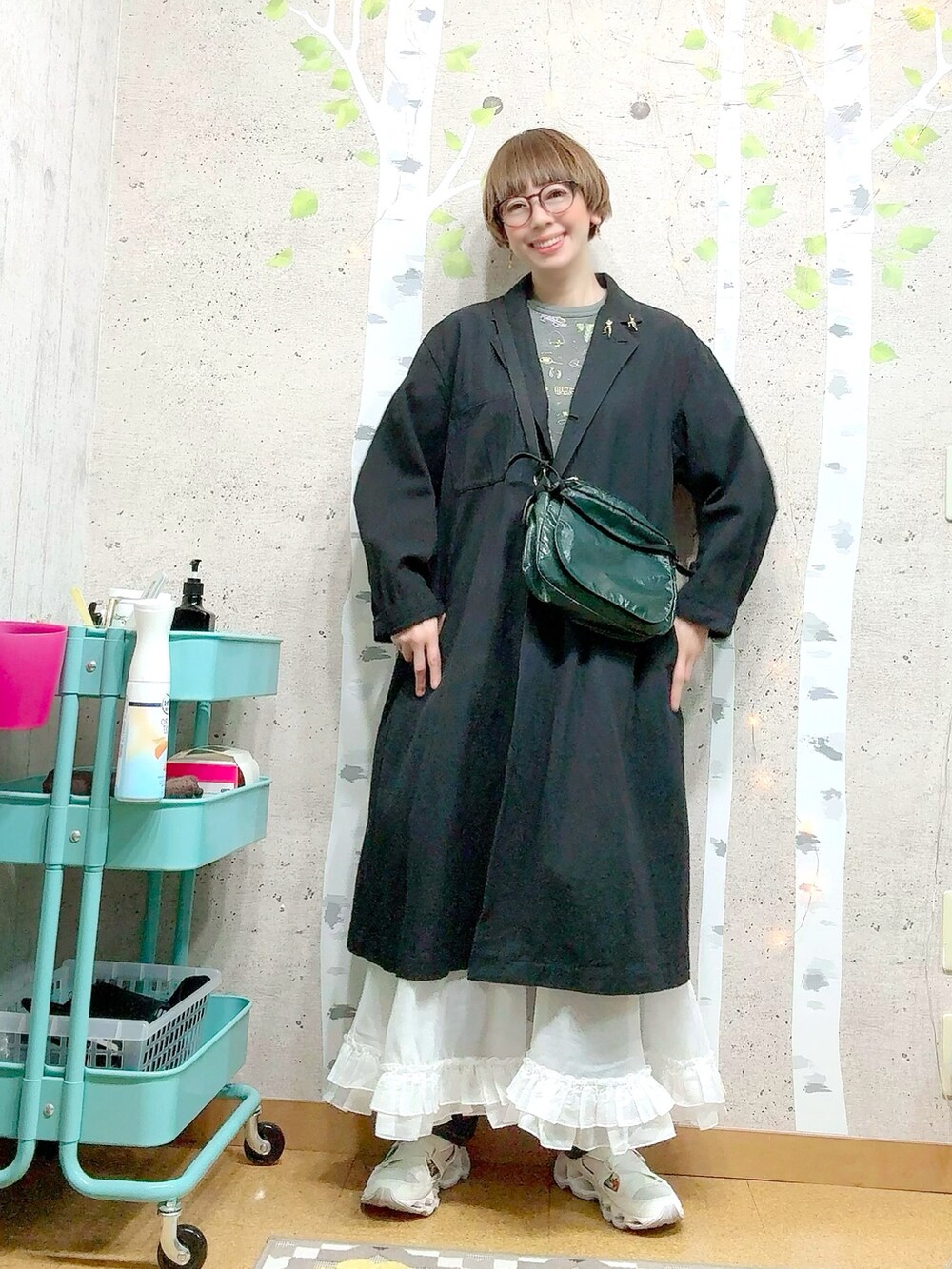 ブルー系のジャージ、グレー系のTシャツ/カットソー、ホワイト系のスカートを着用したレディースの春コーディネートの2枚目の写真