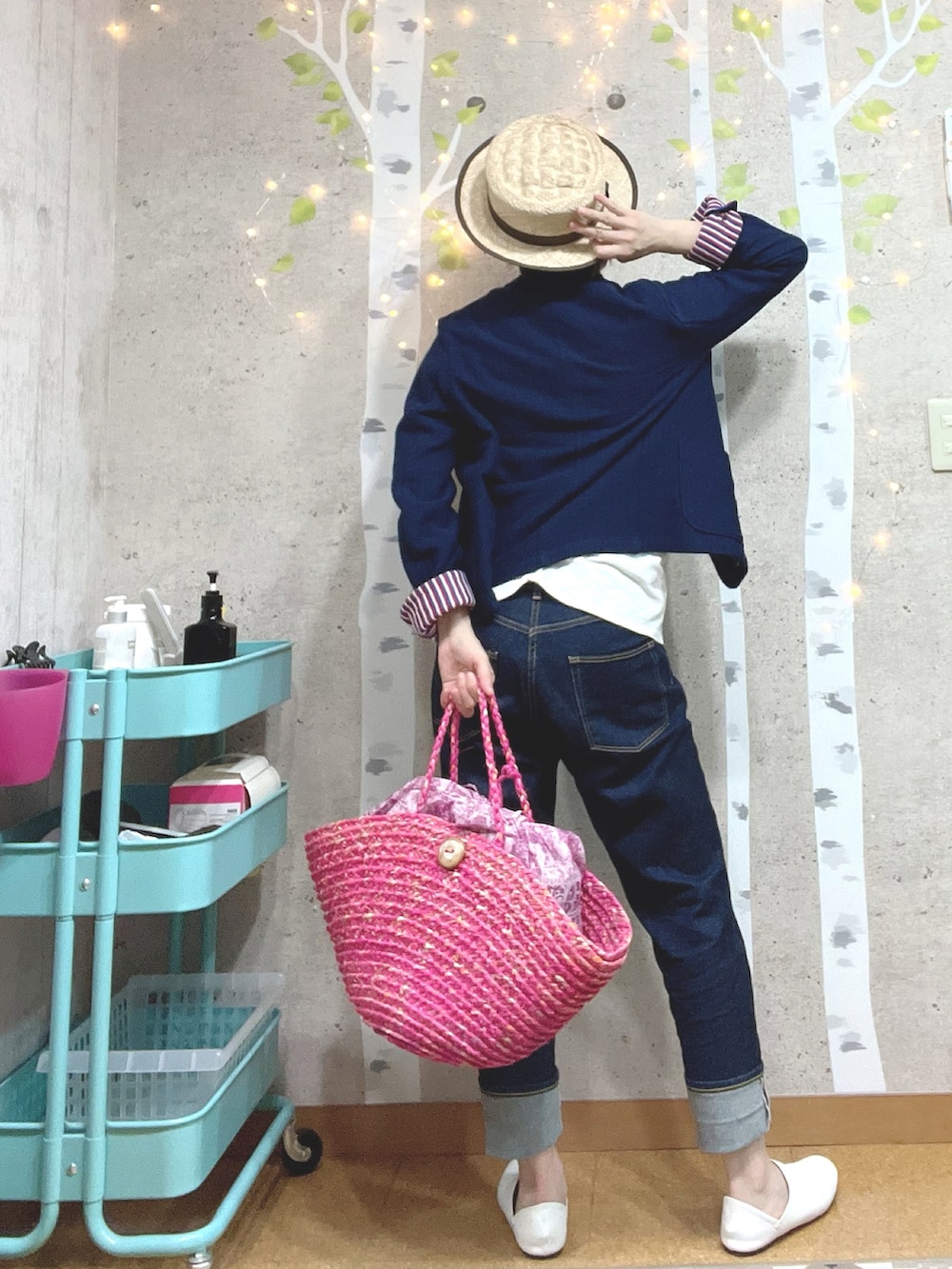 ピンク系のTシャツ/カットソー、ブルー系のテーラードジャケット、ピンク系のかごバッグを着用したレディースの春コーディネートの3枚目の写真