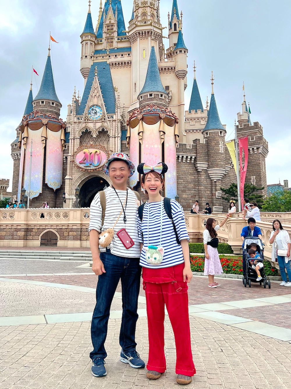 レッド系のその他、パープル系のその他、オレンジ系の音楽/本・雑誌を着用したレディースの夏コーディネートの3枚目の写真