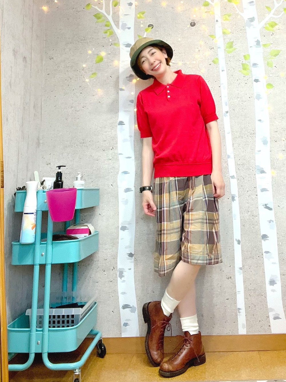レッド系のポロシャツ、レッド系のポロシャツ、ブラウン系のその他パンツを着用したレディースの夏コーディネートの2枚目の写真