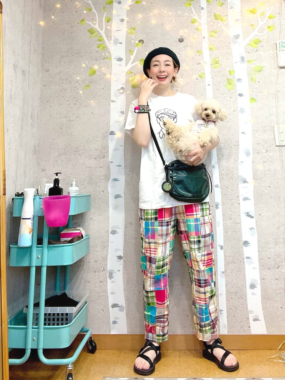 ホワイト系のTシャツ/カットソー、ピンク系のワンピース、ピンク系のトートバッグを着用したレディースの夏コーディネートの5枚目の写真