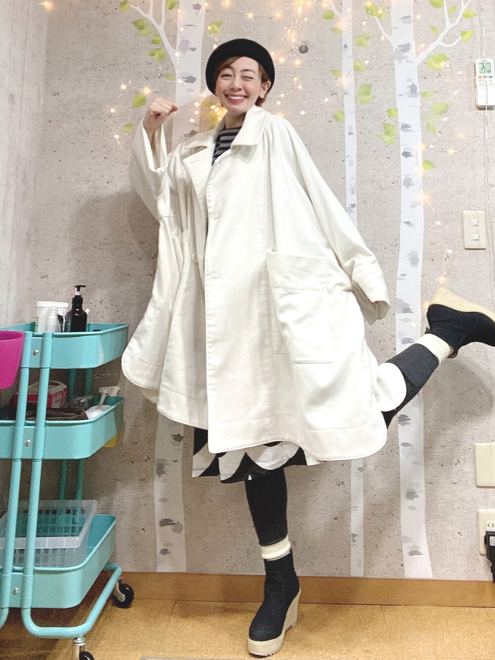 ホワイト系のその他アウター、ブラック系のワンピース、グレー系のTシャツ/カットソーを着用したレディースの冬コーディネートの4枚目の写真