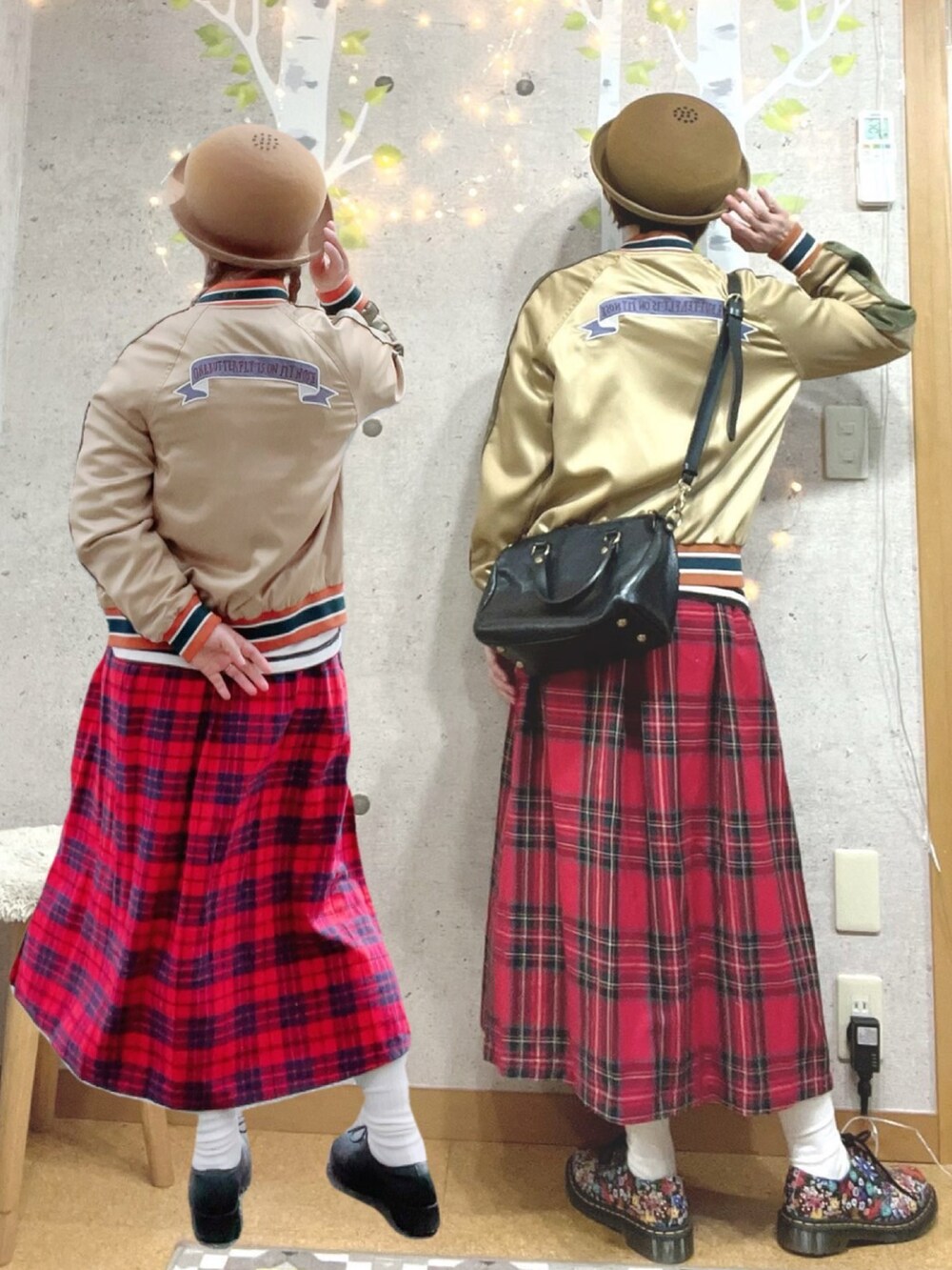 ゴールド系のスカジャン、レッド系のスカート、その他のドレスシューズを着用したレディースの春コーディネートの2枚目の写真