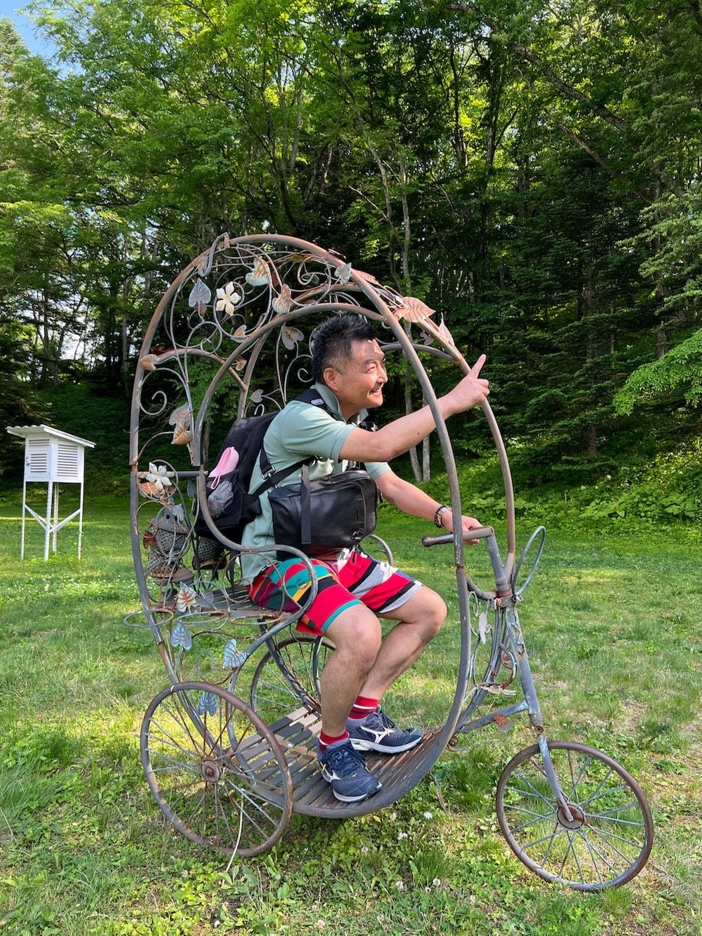 グリーン系のフォーマルスーツ/小物、グリーン系のペットウェア、ブラウン系の食器/キッチンを着用したレディースの冬コーディネートの5枚目の写真