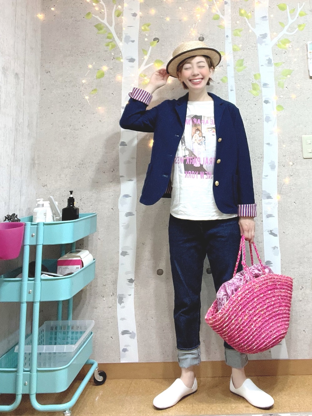 ピンク系のTシャツ/カットソー、ブルー系のテーラードジャケット、ピンク系のかごバッグを着用したレディースの春コーディネートの2枚目の写真