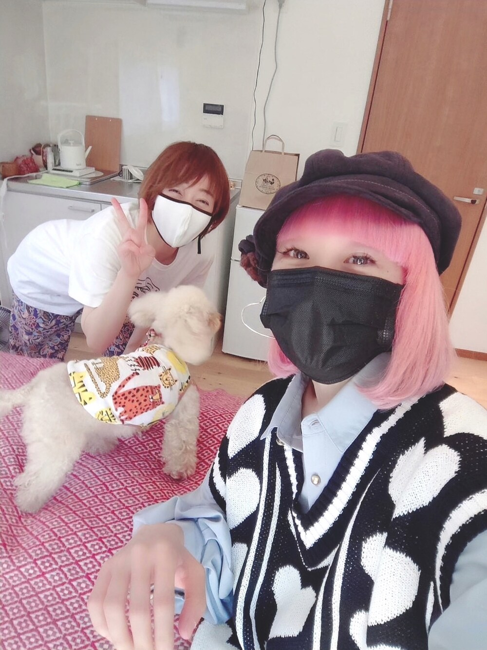 イエロー系のペットウェア、ブルー系の食器/キッチン、ホワイト系の食器を着用したレディースの春コーディネートの3枚目の写真