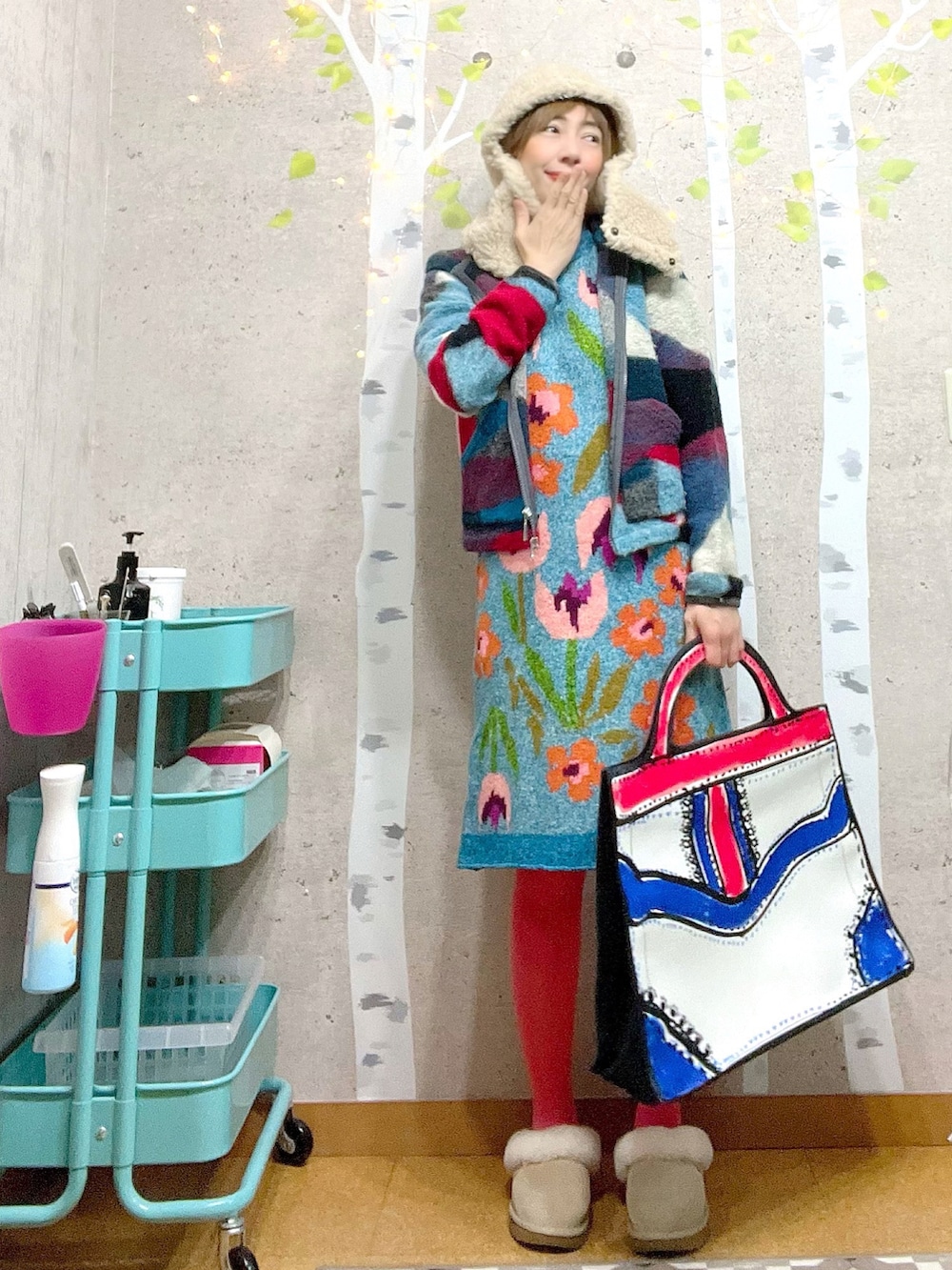 ブルー系のワンピース、ブルー系のパーカー、その他のボストンバッグを着用したレディースの冬コーディネートの2枚目の写真