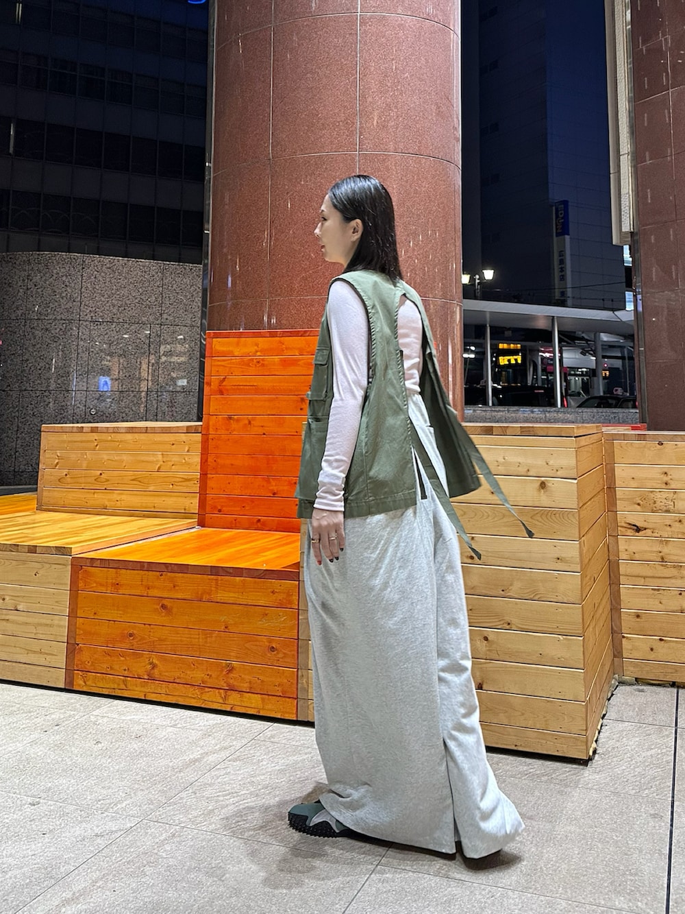 グリーン系のスニーカー、グレー系のその他パンツ、ピンク系のTシャツ/カットソーを着用したレディースの秋コーディネートの2枚目の写真