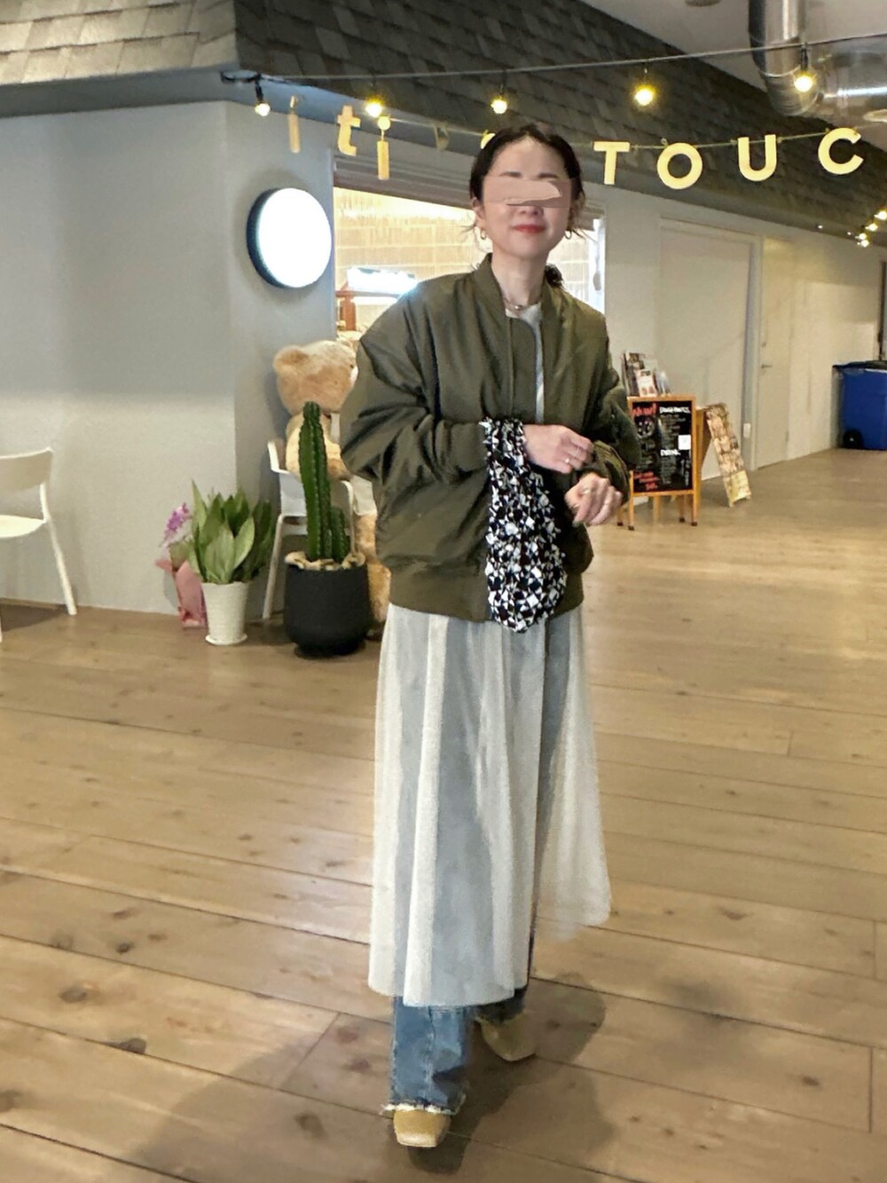 「チュールワンピ、シアートップス、デニム、ブーツ、MA-1、ミリタリー、ハンドバッグ、スクエアトゥ、淡色コーデ、レイヤードスタイル」｜「LOWRYS FARMのビックシルエットＭＡ－１　892569（MA-1、グリーン系）」を使った、maccoさん（レディース・162cm）の冬コーディネートの2枚目の写真