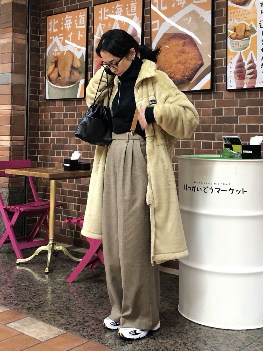 ベージュ系のその他アウター、ブラック系のスウェット、ベージュ系のその他パンツを着用したレディースの冬コーディネートの2枚目の写真