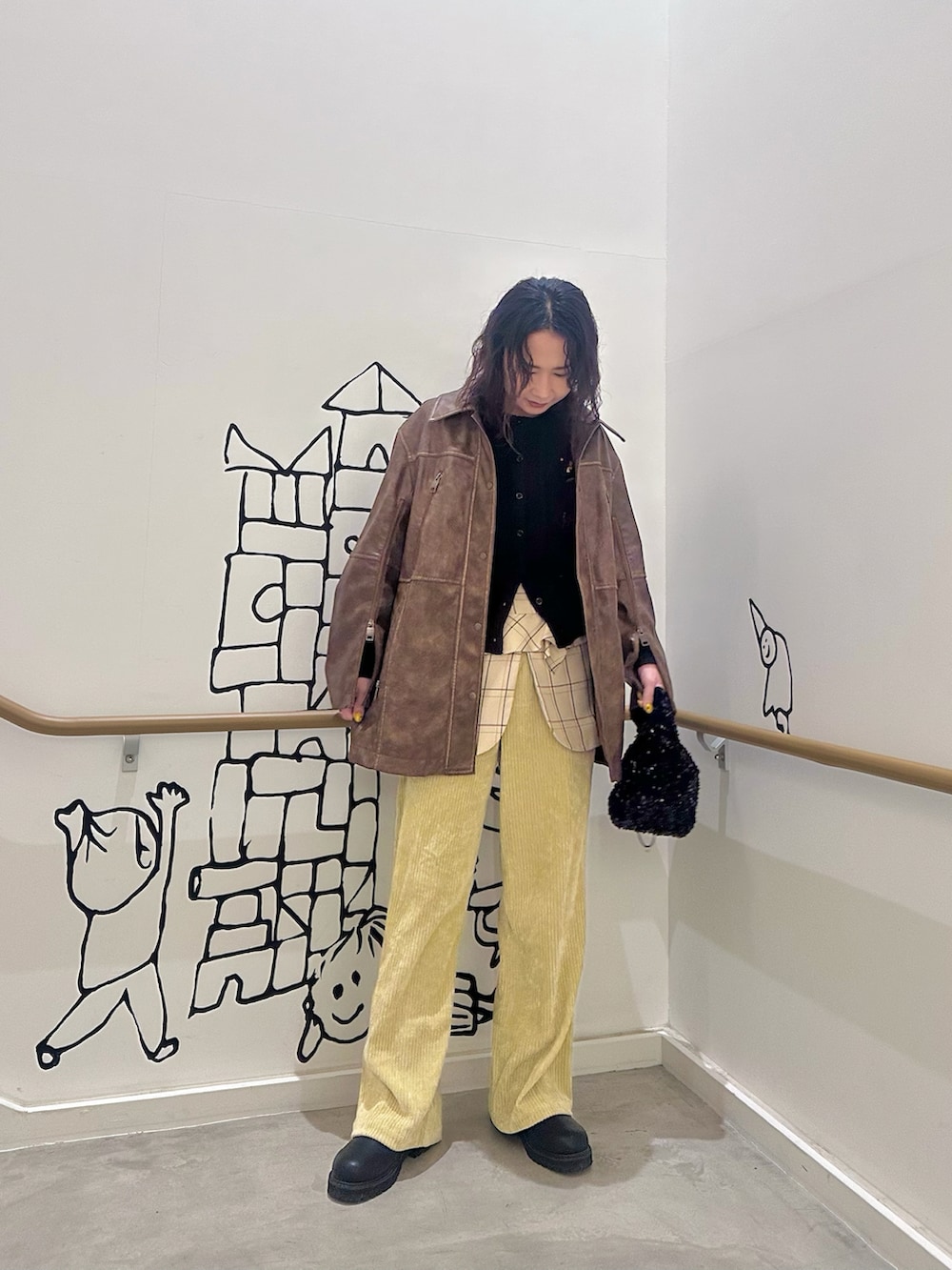 ブラック系のカーディガン/ボレロ、ブラウン系のその他アウター、その他のその他トップスを着用したレディースの冬コーディネートの2枚目の写真