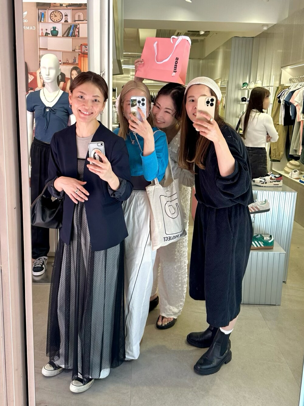 ホワイト系のシャツ/ブラウス、ホワイト系のその他パンツ、ブラック系のハンドバッグを着用したレディースの春コーディネートの3枚目の写真