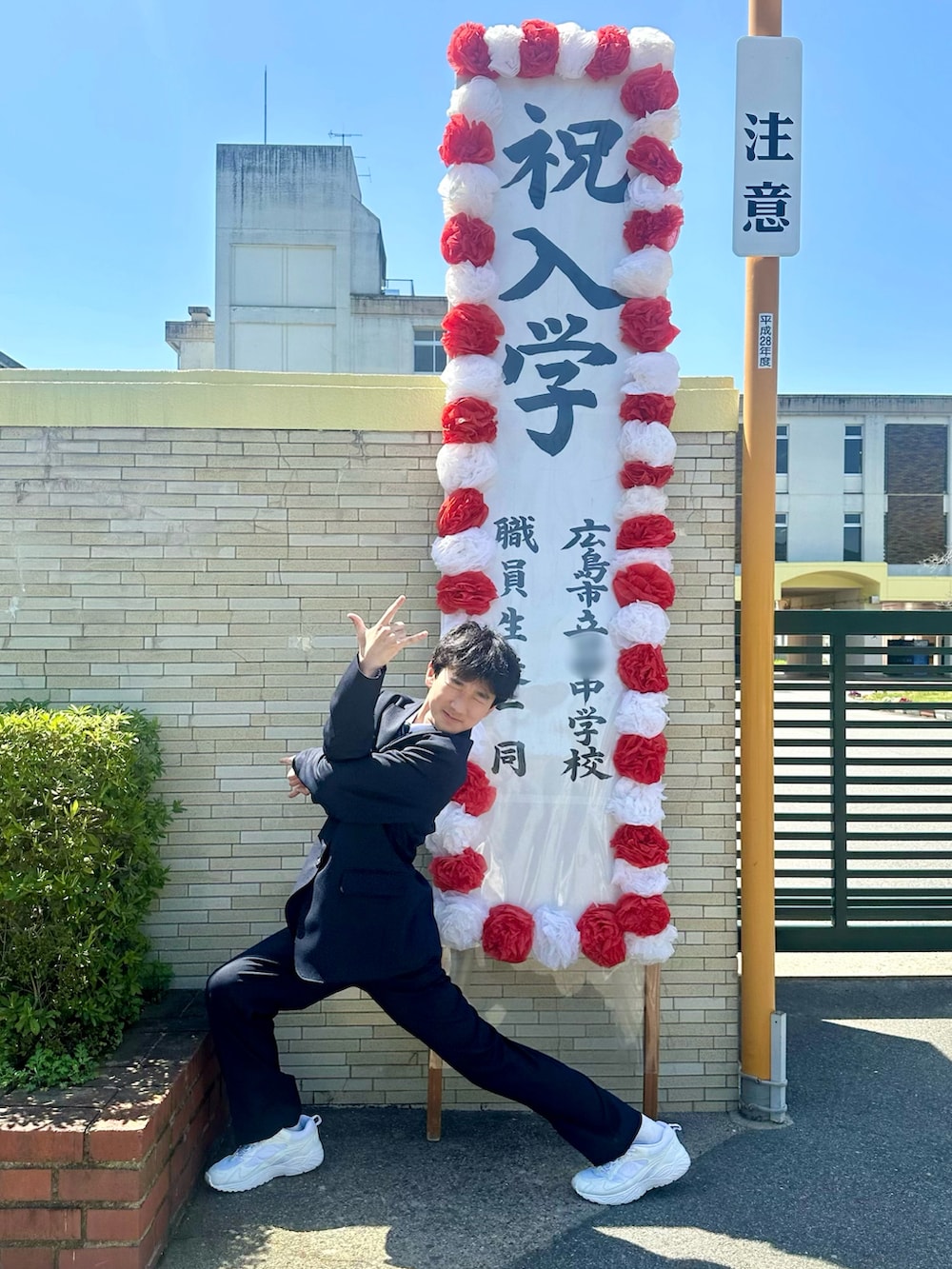 ブラック系のノーカラージャケット、ホワイト系のTシャツ/カットソー、ベージュ系のその他パンツを着用したレディースの春コーディネートの2枚目の写真