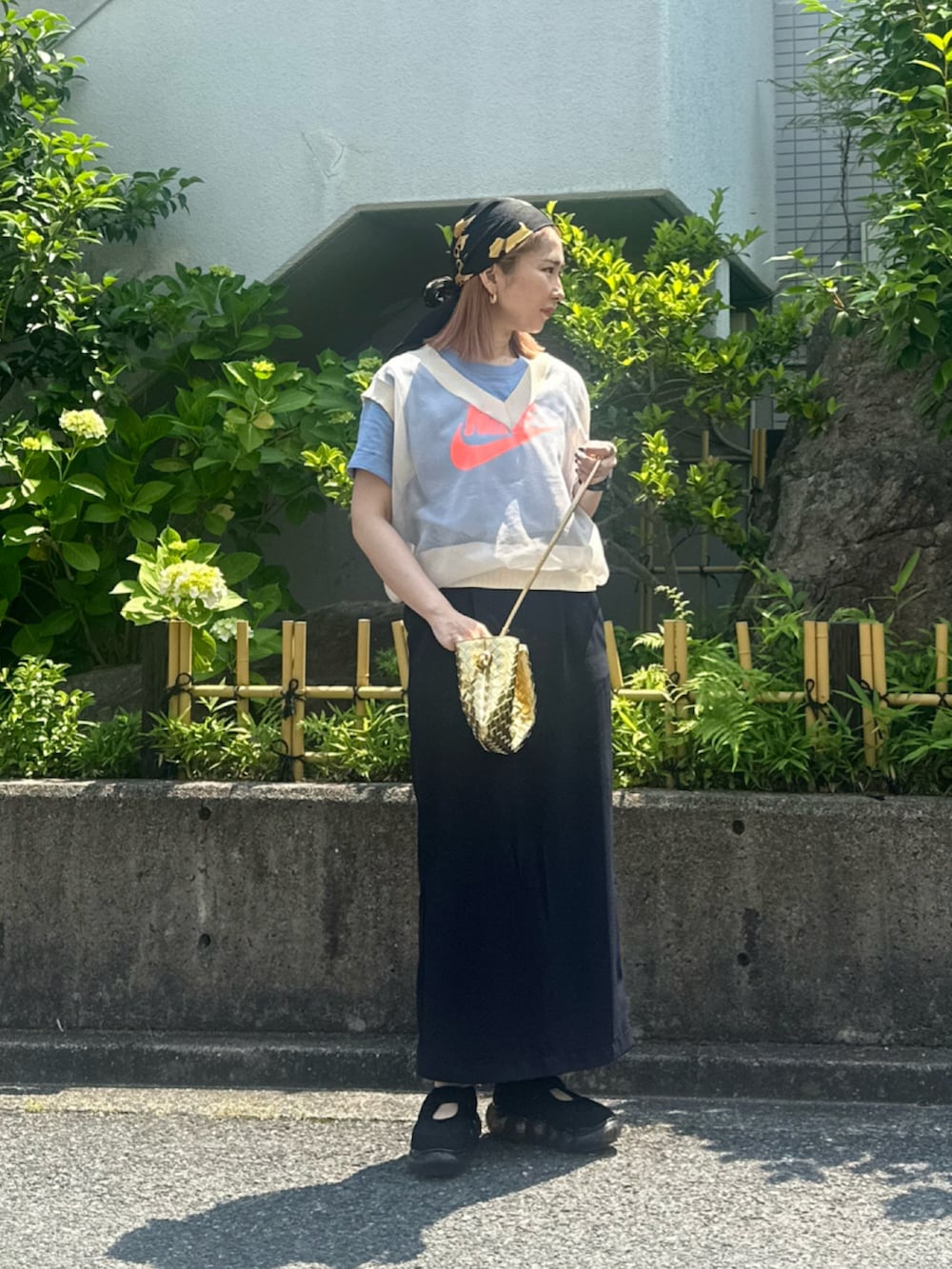 ブルー系のTシャツ/カットソー、ホワイト系のニット/セーター、ブルー系のスカートを着用したレディースの夏コーディネートの2枚目の写真