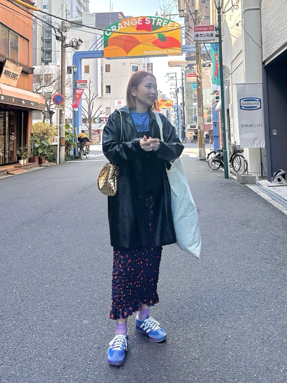 ブラック系のその他アウター、ブルー系のTシャツ/カットソー、ブルー系のスカートを着用したレディースの冬コーディネートの3枚目の写真