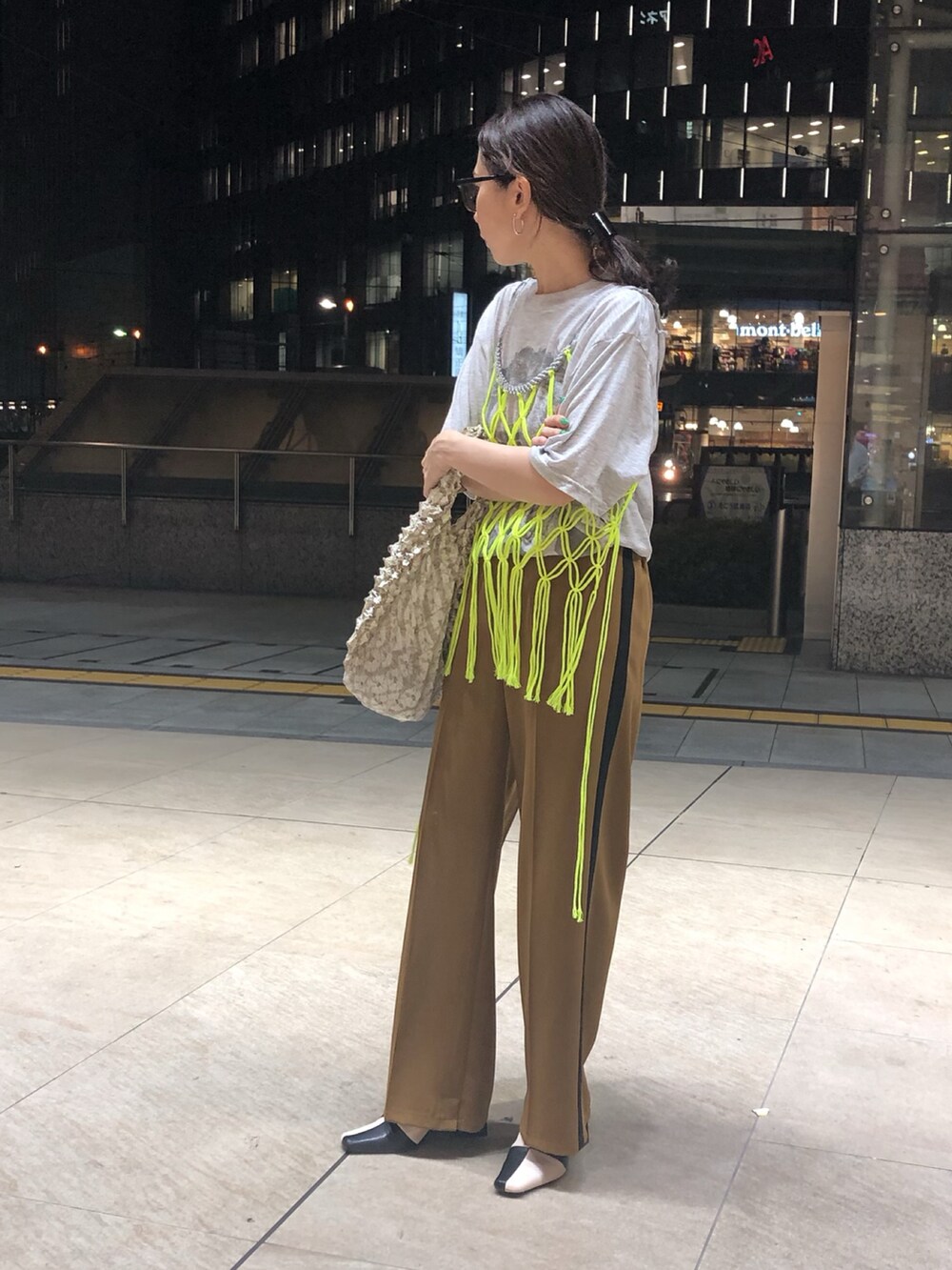 イエロー系のキャミソール、グレー系のTシャツ/カットソー、イエロー系のその他パンツを着用したレディースの秋コーディネートの2枚目の写真