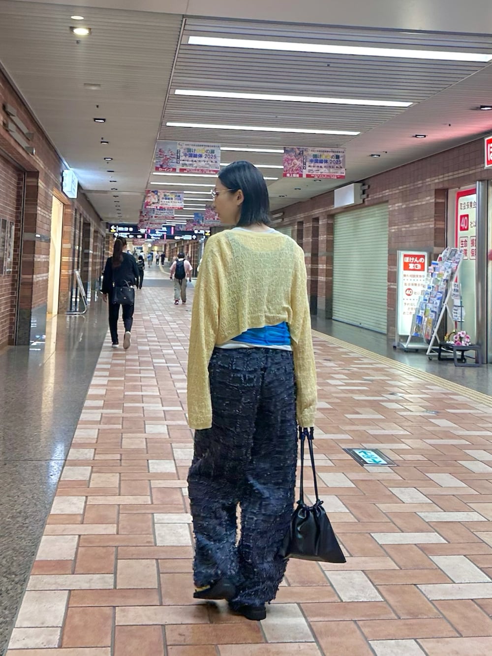 ブルー系のその他パンツ、ブルー系のタンクトップ、イエロー系のサンダルを着用したレディースの夏コーディネートの2枚目の写真