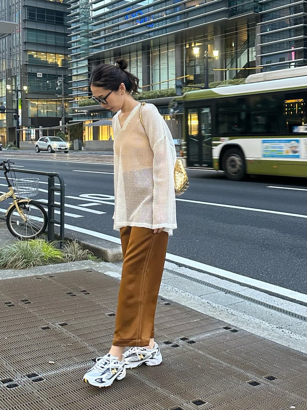 ホワイト系のパーカー、イエロー系のTシャツ/カットソー、ベージュ系のスカートを着用したレディースの夏コーディネートの2枚目の写真