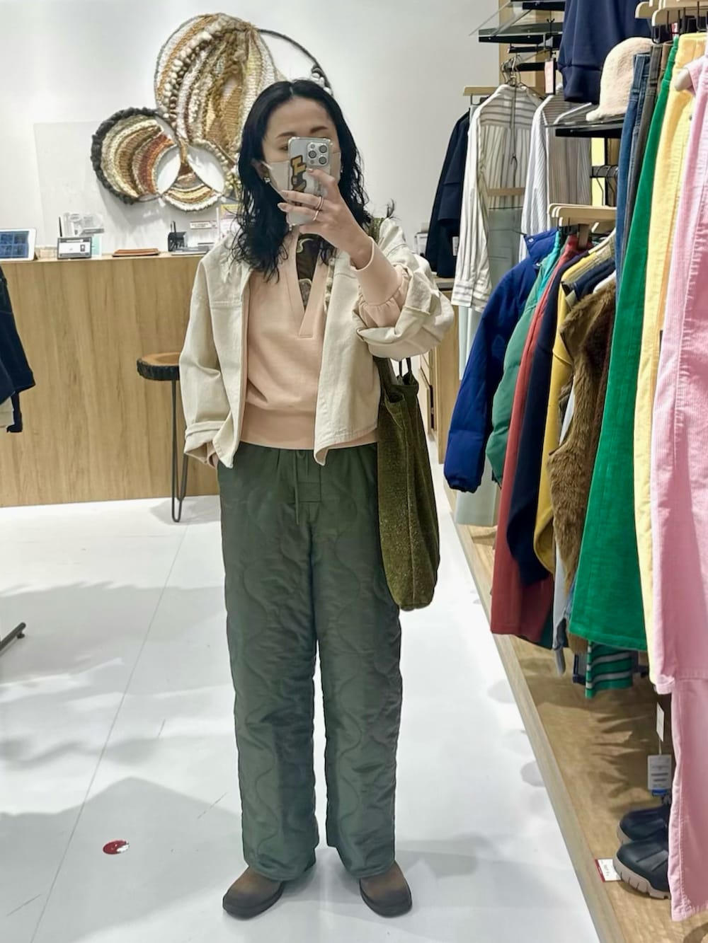 ホワイト系のブルゾン、ピンク系のスウェット、グリーン系のニット/セーターを着用したレディースの春コーディネートの2枚目の写真