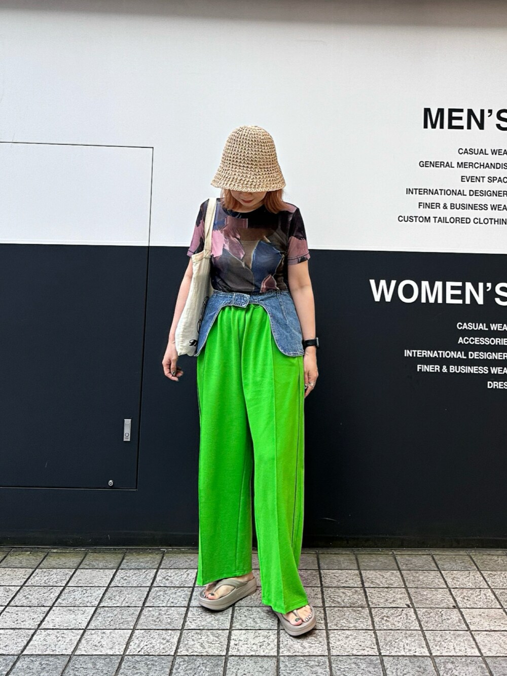 パープル系のTシャツ/カットソー、グリーン系のその他パンツ、ベージュ系のサンダルを着用したレディースの夏コーディネートの2枚目の写真