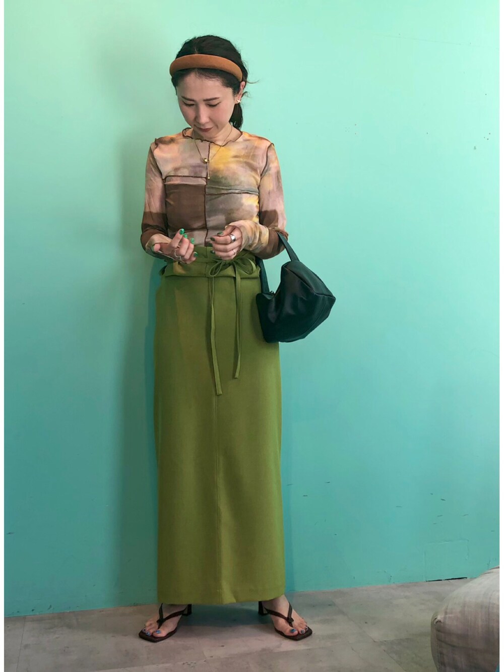 ブラウン系のTシャツ/カットソー、ブラウン系のサンダル、その他のアクセサリーを着用したレディースの夏コーディネートの2枚目の写真