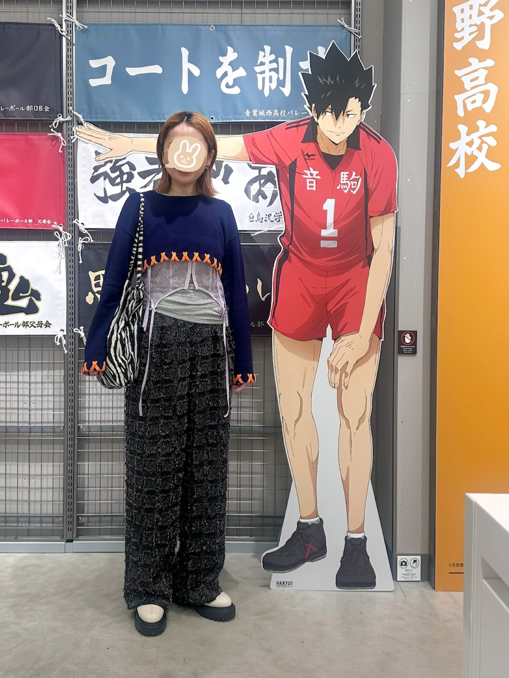 ブルー系のニット/セーター、グレー系のタンクトップ、パープル系のキャミソールを着用したレディースの春コーディネートの2枚目の写真