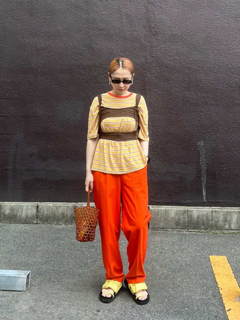 「Tシャツ、ボーダー、タンクトップ、ラメ、カラーパンツ、夏コーデ、サンダル、ビッグシルエット、ビーズバッグ、サングラス、オレンジ、レイヤードスタイル、カジュアル」｜「niko and...のテロテロCOOLボーダーTシャツ（Tシャツ/カットソー、オレンジ系）」を使った、maccoさん（レディース・162cm）の夏コーディネートの2枚目の写真