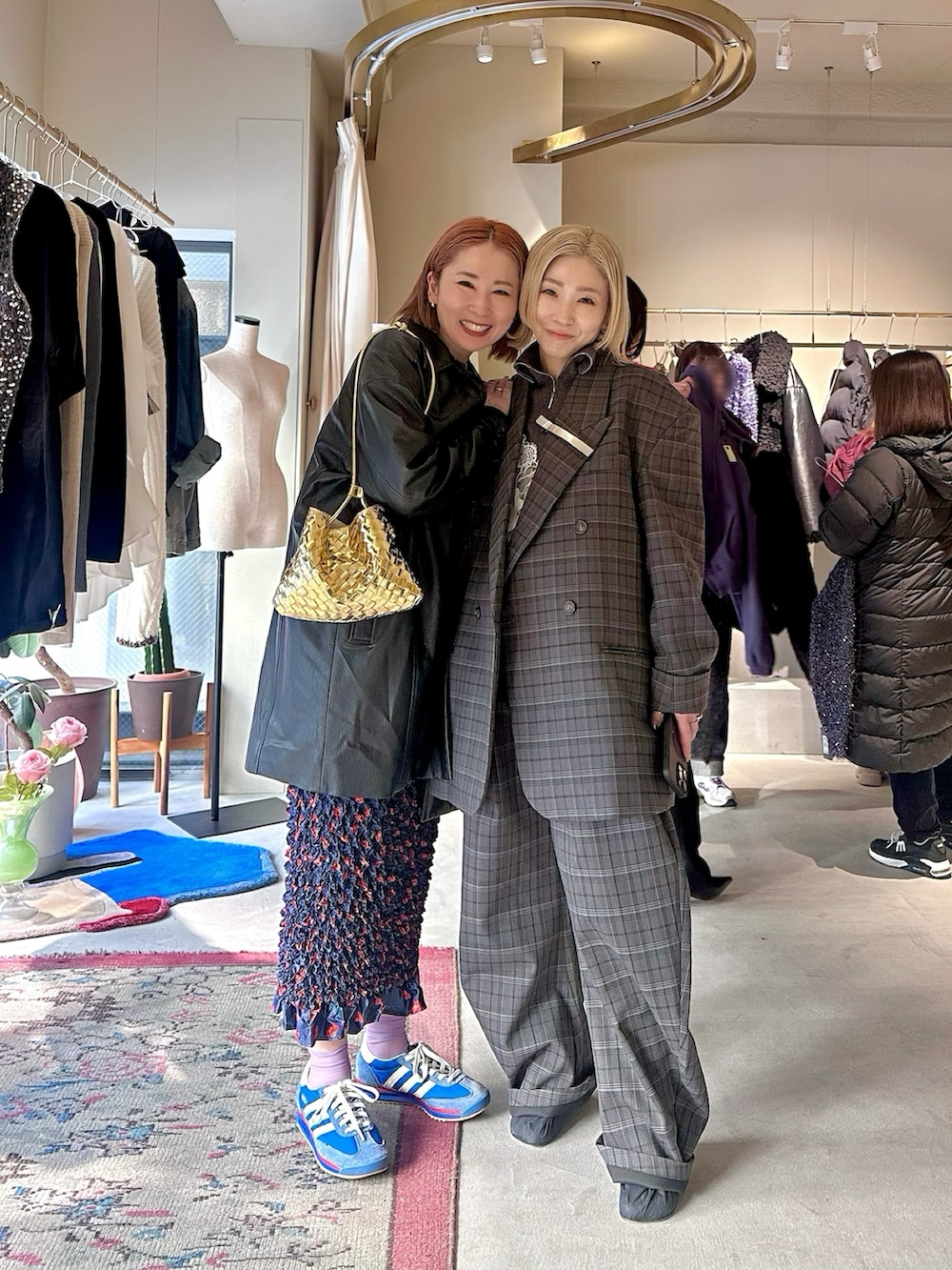 ブラック系のその他アウター、ブルー系のTシャツ/カットソー、ブルー系のスカートを着用したレディースの冬コーディネートの2枚目の写真