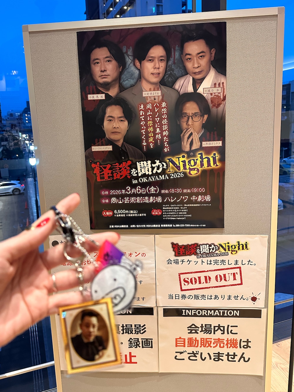 ブラック系のショルダーバッグ、ホワイト系のスウェットパンツ、グリーン系のニット/セーターを着用したレディースの春コーディネートの4枚目の写真