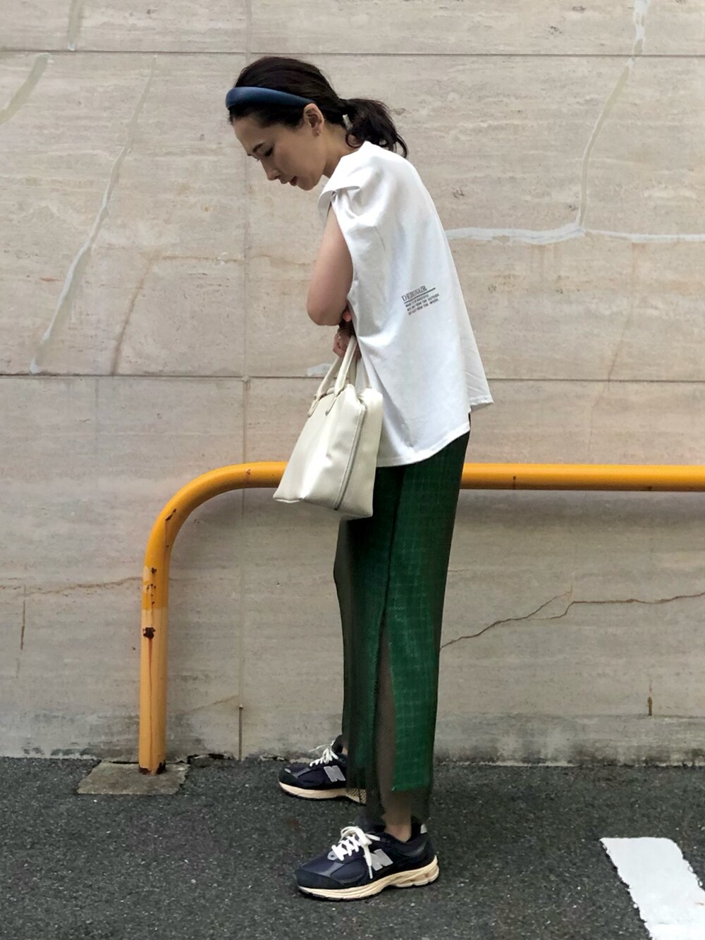 ホワイト系のTシャツ/カットソー、グリーン系のスカート、グリーン系のその他パンツを着用したレディースの夏コーディネートの2枚目の写真