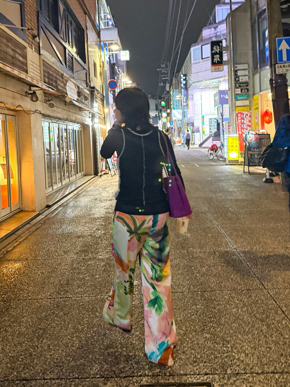 ブラック系のサンダル、ブラック系のTシャツ/カットソー、ブラック系のタンクトップを着用したレディースの夏コーディネートの2枚目の写真