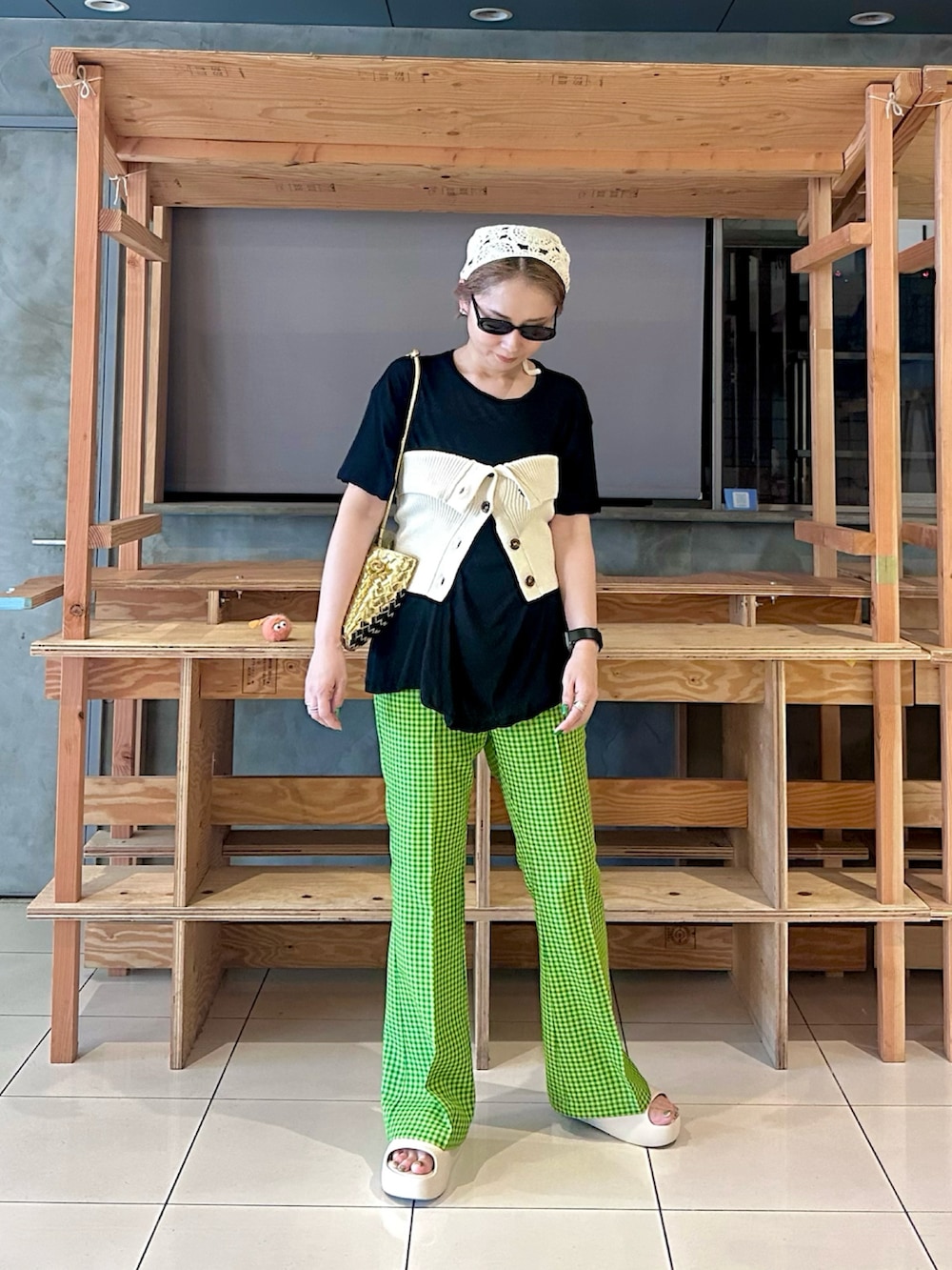 ブラック系のTシャツ/カットソー、ホワイト系のその他トップス、グリーン系のその他パンツを着用したレディースの夏コーディネートの2枚目の写真