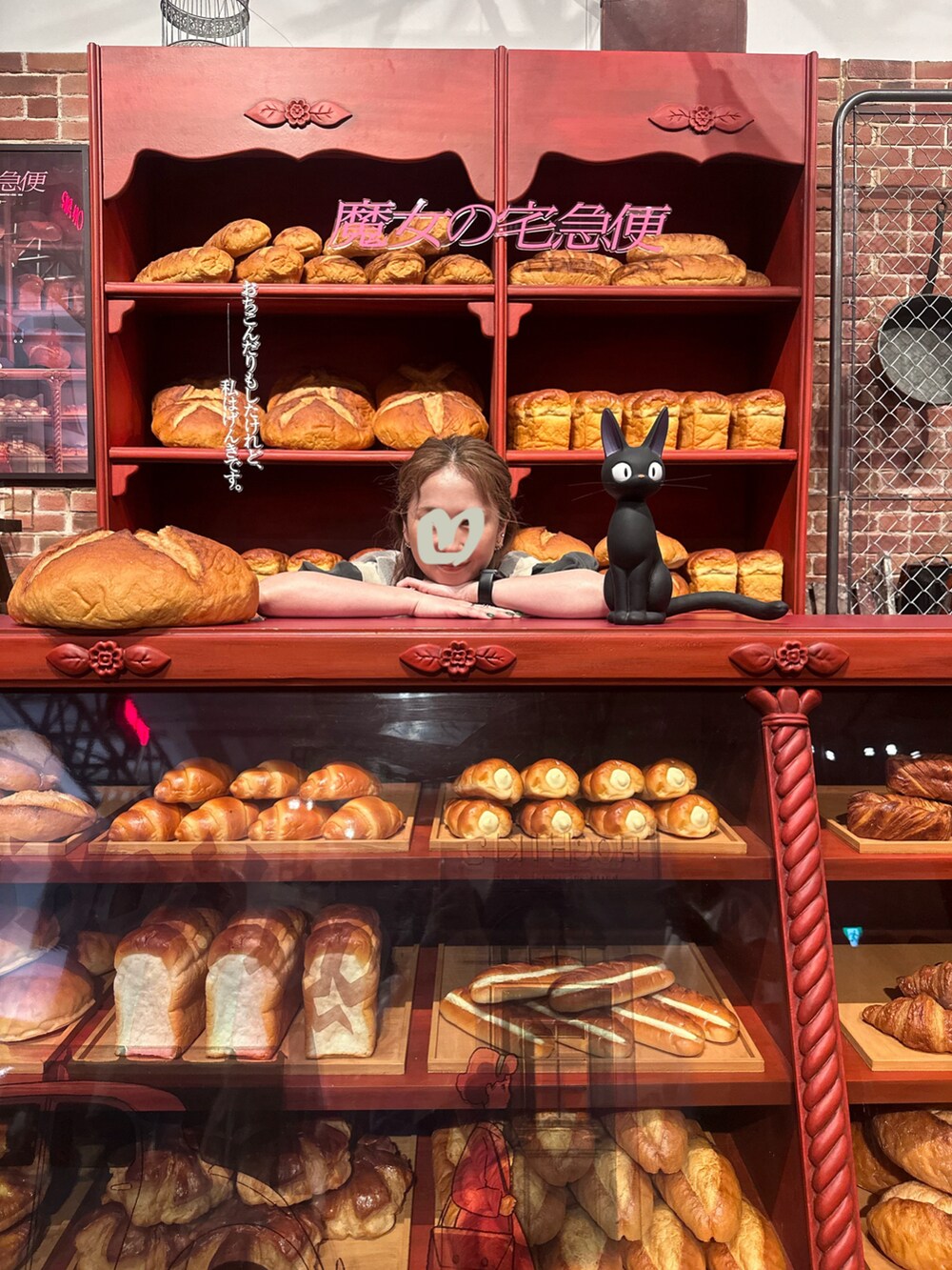 その他のチノパンツ、グレー系のスニーカー、ブラック系のTシャツ/カットソーを着用したレディースの夏コーディネートの5枚目の写真