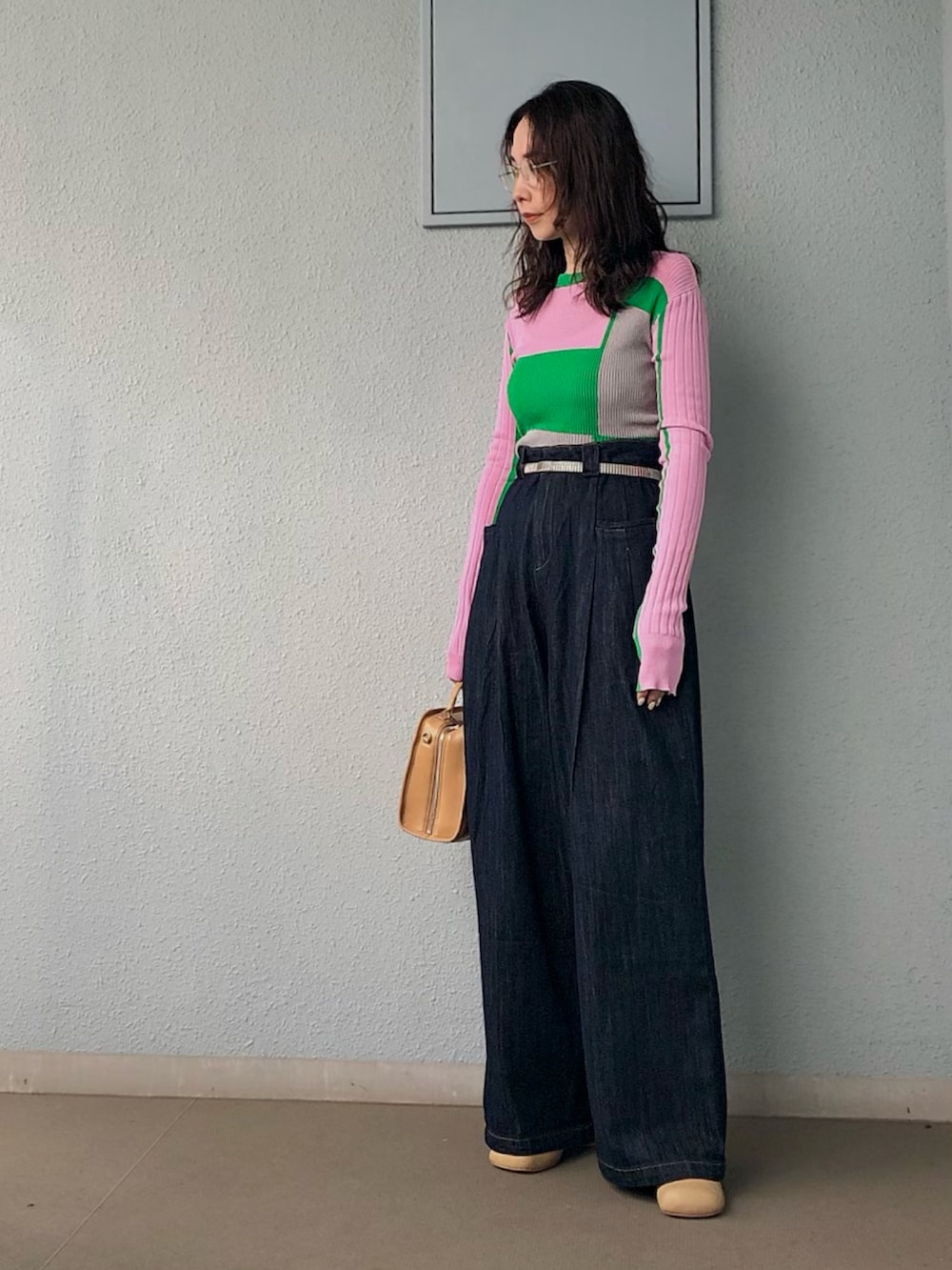 ホワイト系のベスト、ピンク系のニット/セーター、ブルー系のその他パンツを着用したレディースの秋コーディネートの2枚目の写真