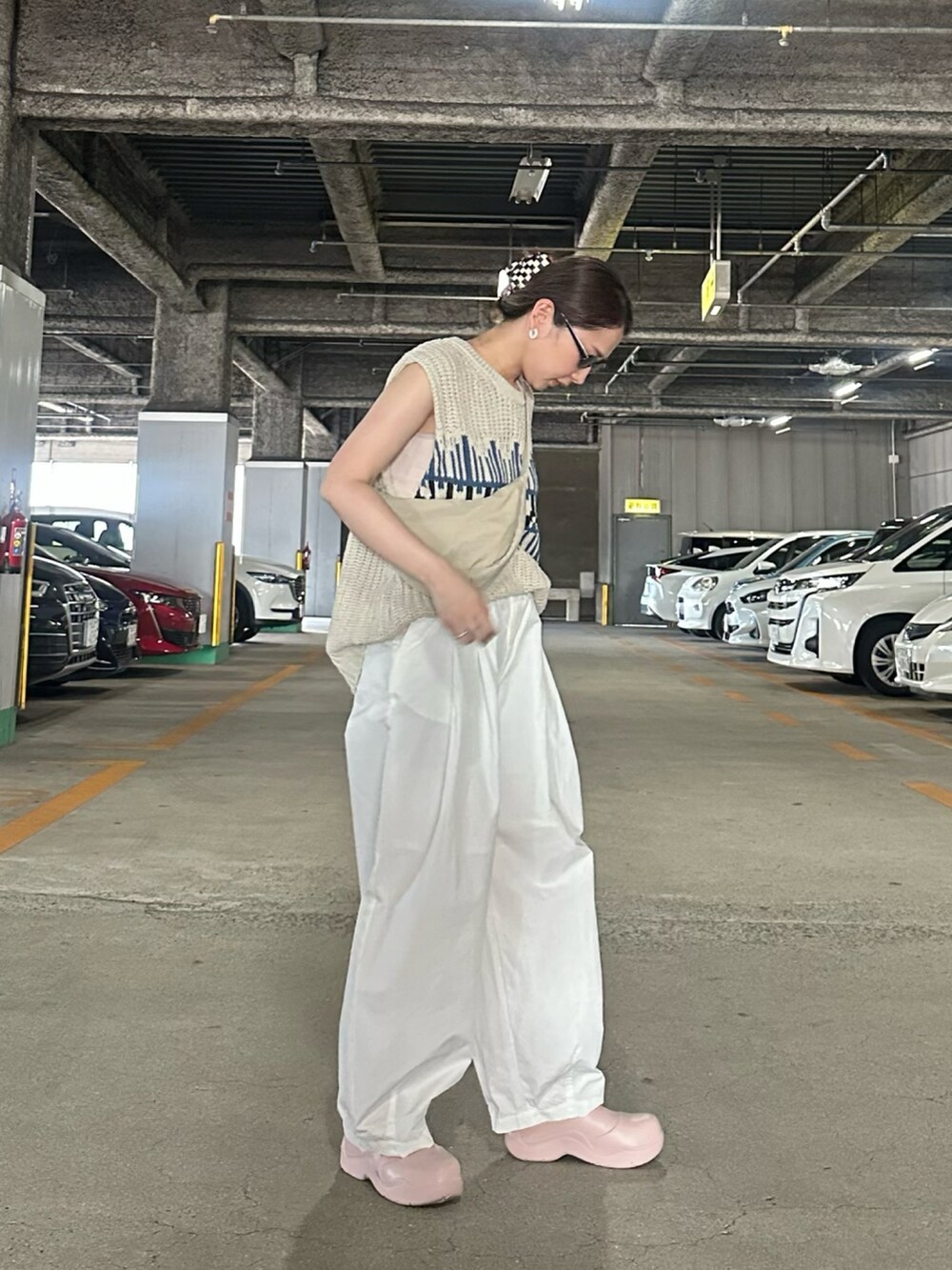 ベージュ系のニット/セーター、ホワイト系のチノパンツ、ホワイト系のショルダーバッグを着用したレディースの秋コーディネートの2枚目の写真