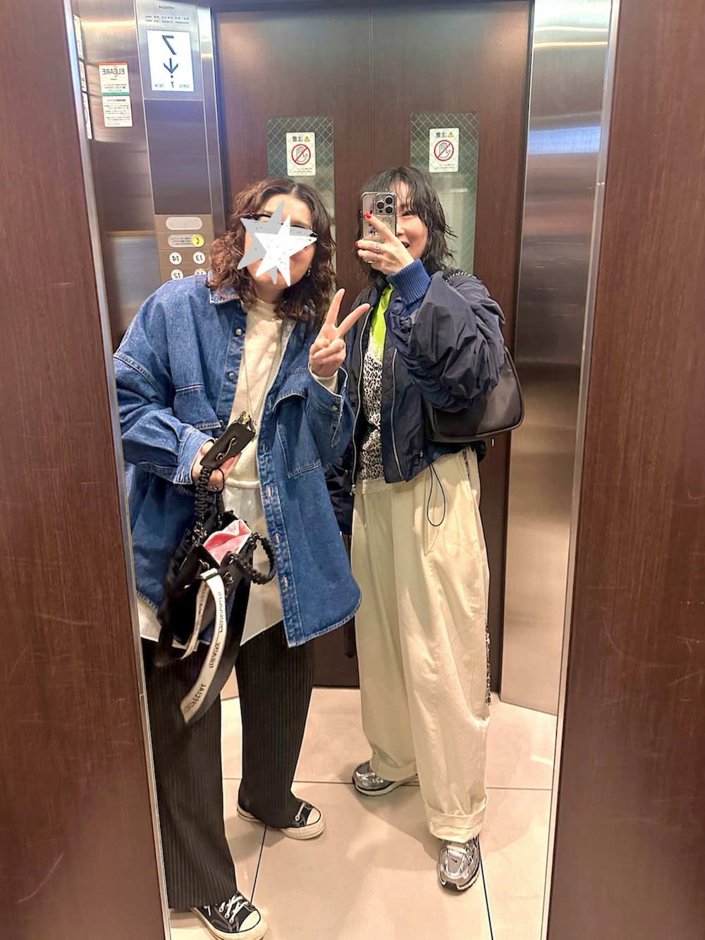 ブラック系のショルダーバッグ、ホワイト系のスウェットパンツ、グリーン系のニット/セーターを着用したレディースの春コーディネートの3枚目の写真