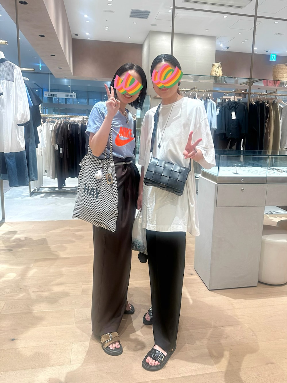 ブルー系のTシャツ/カットソー、ブラウン系のサロペット/オーバーオール、ベージュ系のサンダルを着用したレディースの夏コーディネートの3枚目の写真