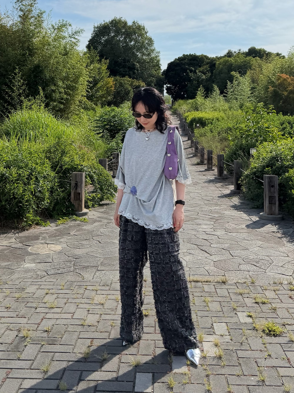 ブラック系のその他パンツ、グレー系のTシャツ/カットソー、シルバー系のパンプスを着用したレディースの夏コーディネートの2枚目の写真