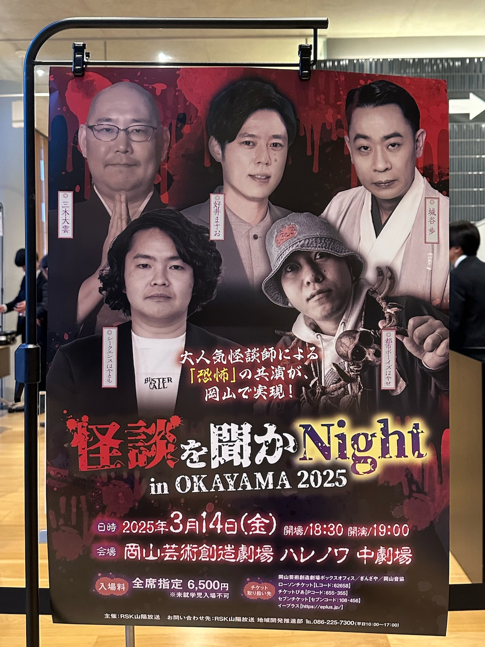 ホワイト系のブルゾン、ホワイト系のTシャツ/カットソー、ブルー系のベストを着用したレディースの春コーディネートの2枚目の写真