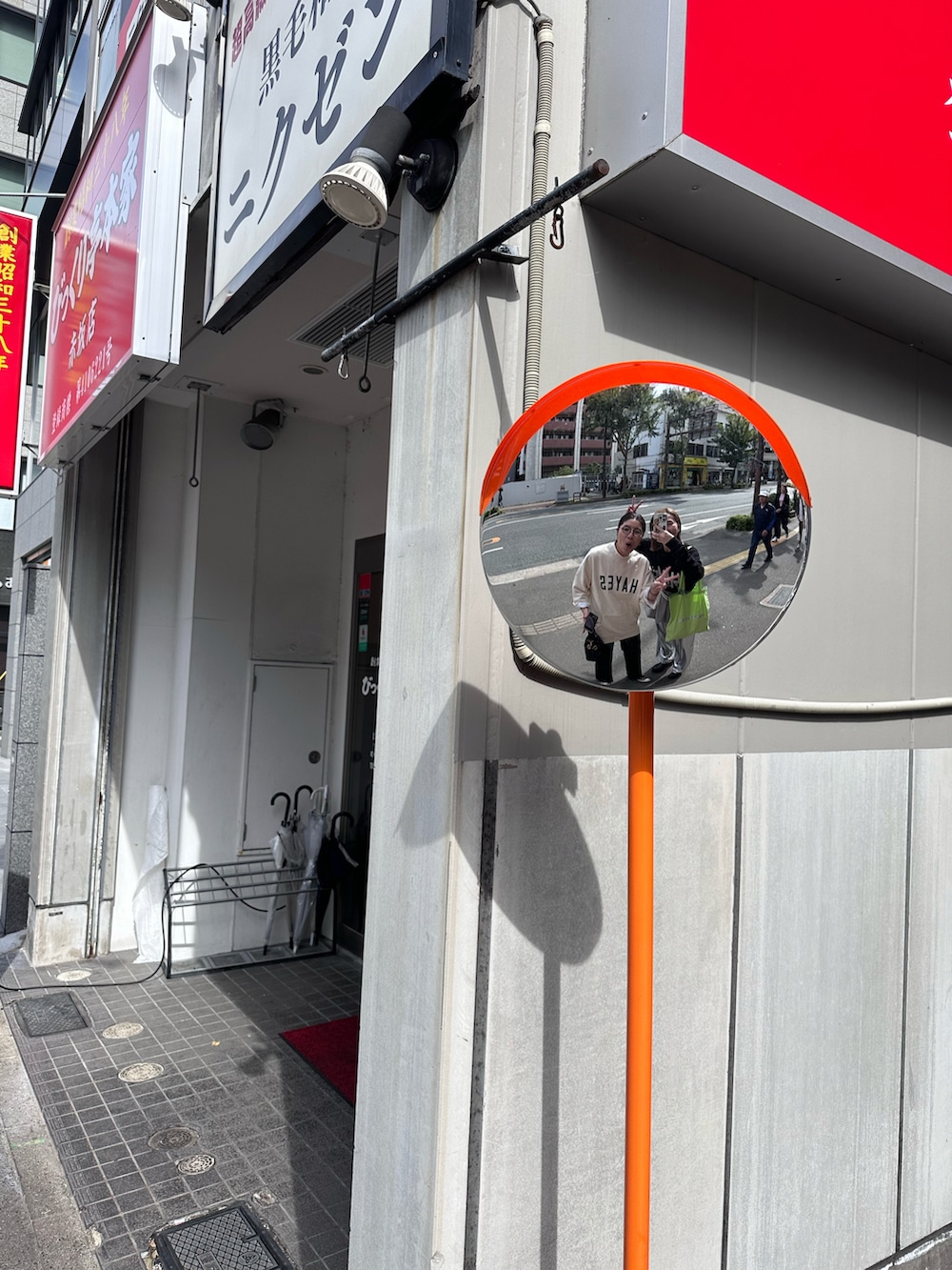 ブラック系のTシャツ/カットソー、シルバー系のその他パンツ、グリーン系のトートバッグを着用したレディースの秋コーディネートの2枚目の写真