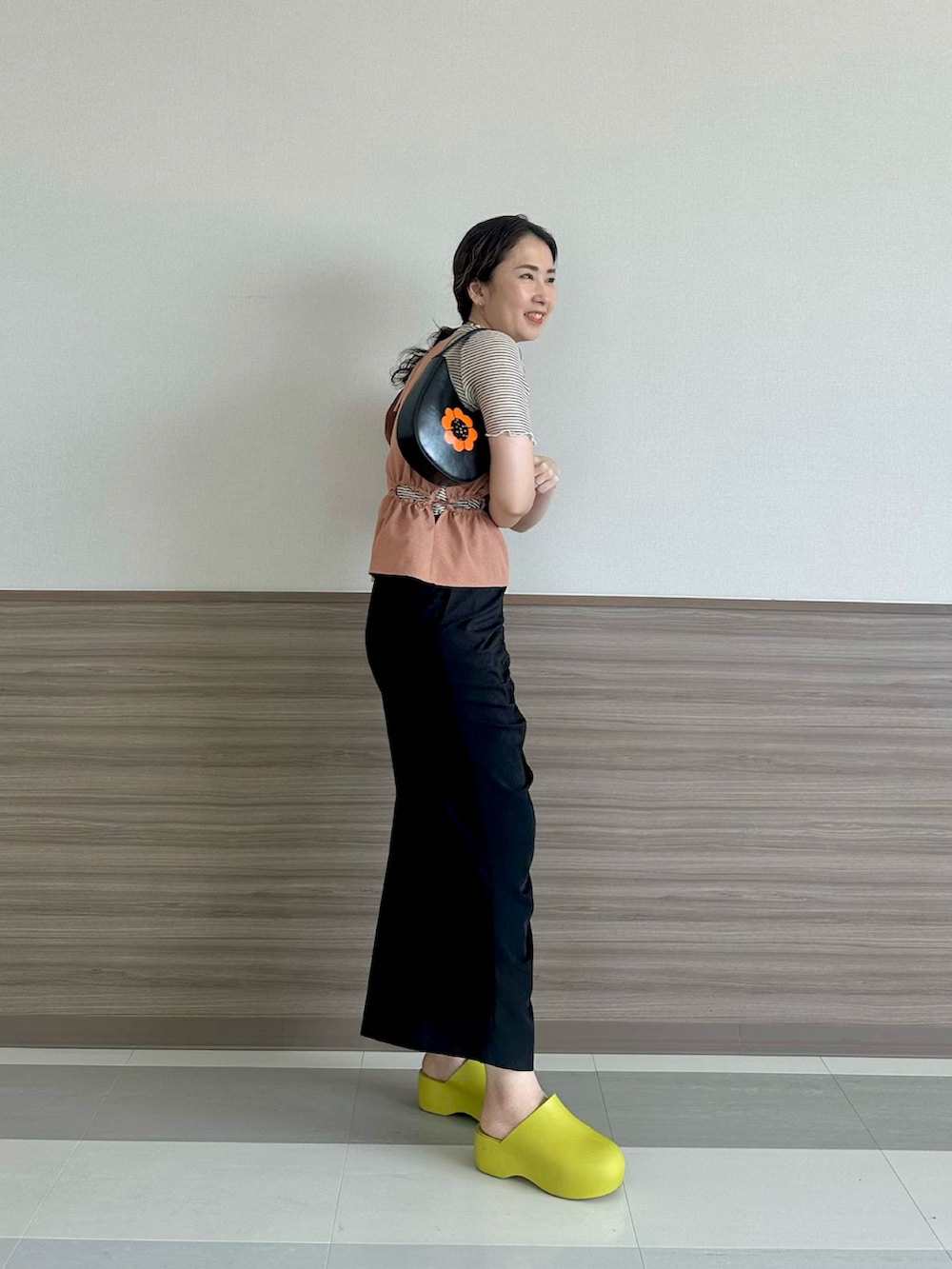 ブラウン系のキャミソール、ブラック系のTシャツ/カットソー、ブラック系のスカートを着用したレディースの夏コーディネートの2枚目の写真