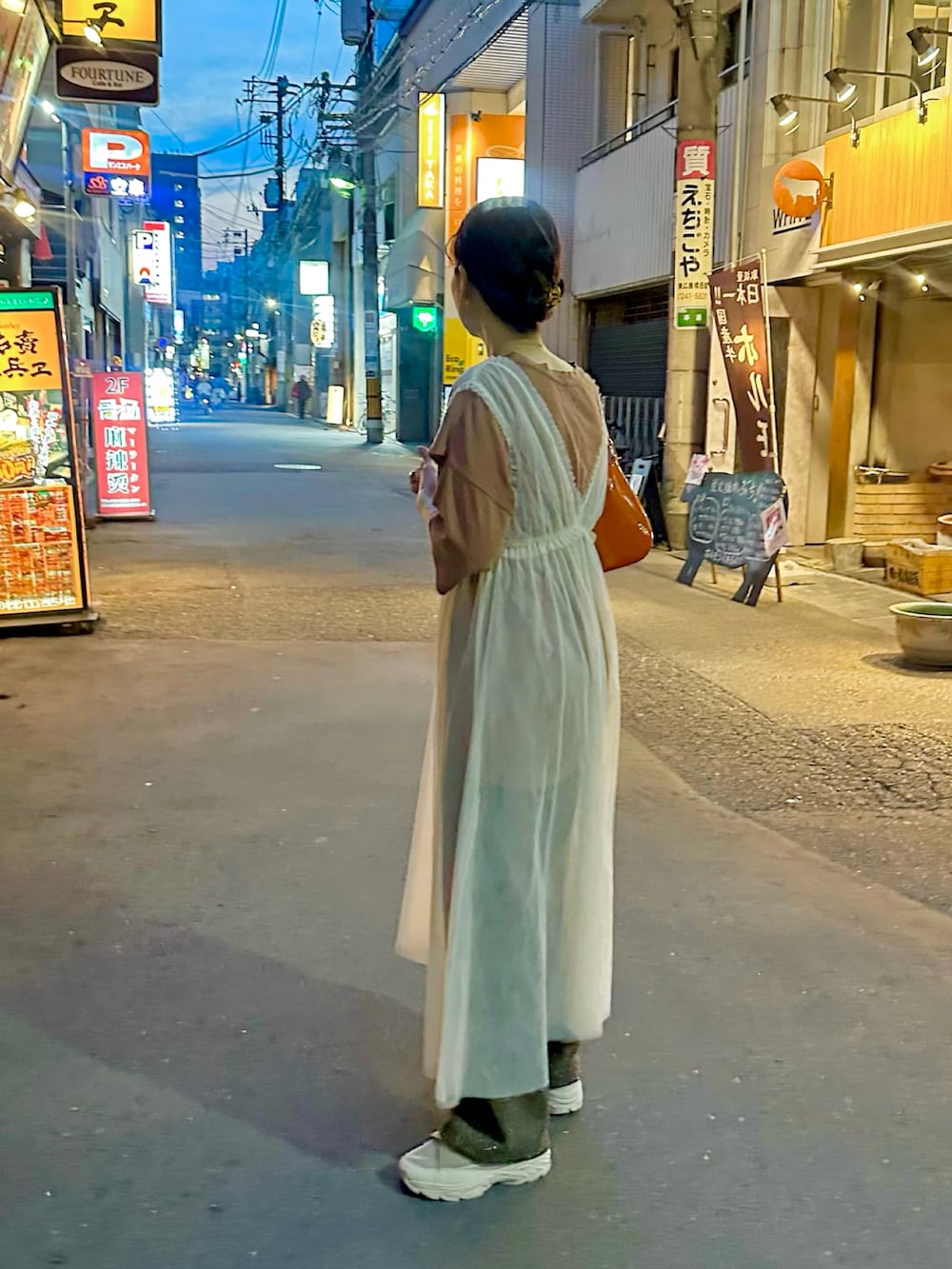 ホワイト系のワンピース、ブラウン系のTシャツ/カットソー、ブラウン系のその他パンツを着用したレディースの夏コーディネートの2枚目の写真