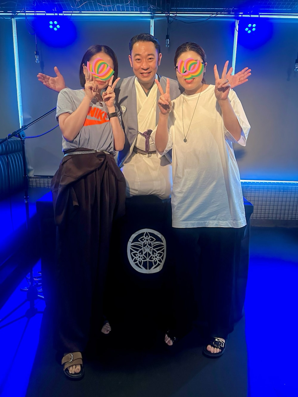 ブルー系のTシャツ/カットソー、ブラウン系のサロペット/オーバーオール、ベージュ系のサンダルを着用したレディースの夏コーディネートの2枚目の写真